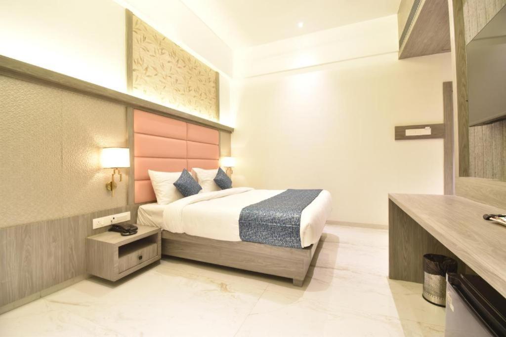 Glitz Hotels La Dahlia - Premium Thane Bagian luar foto