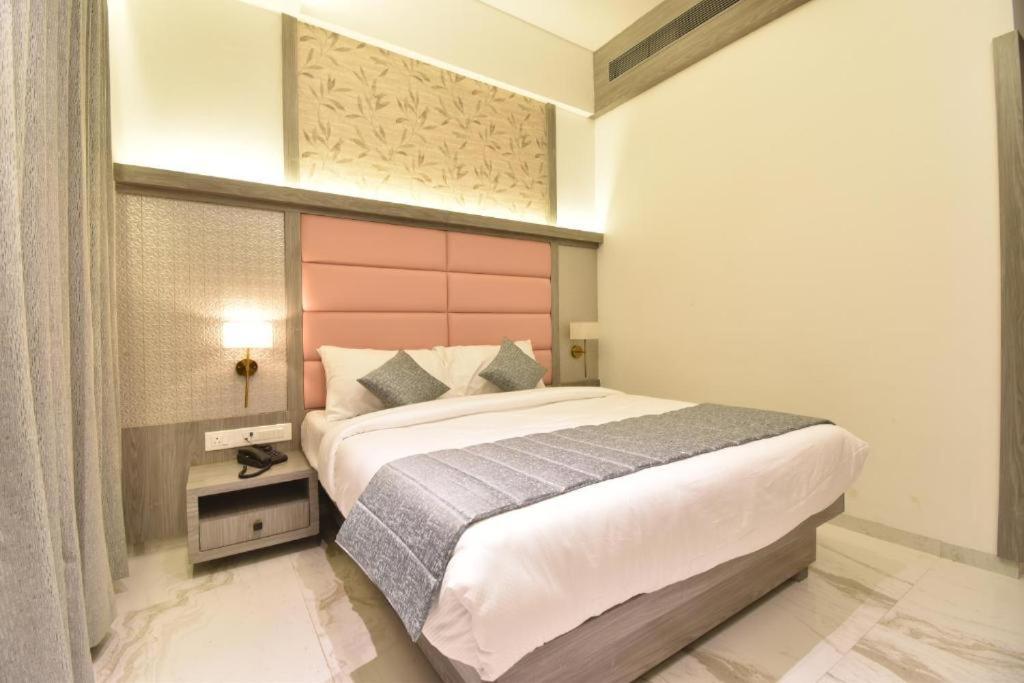 Glitz Hotels La Dahlia - Premium Thane Bagian luar foto