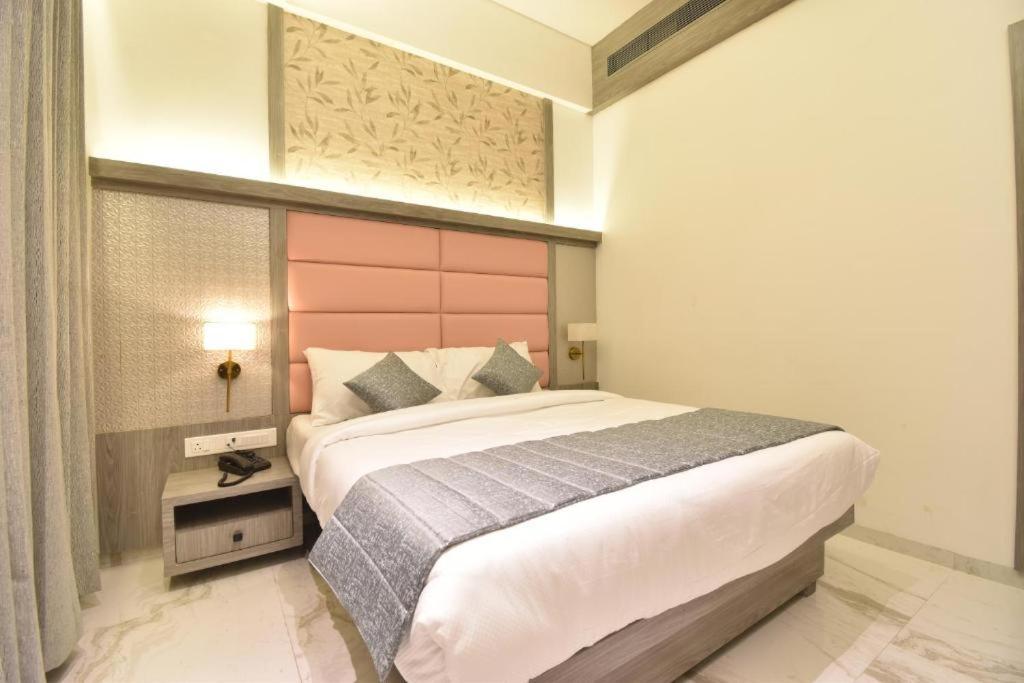 Glitz Hotels La Dahlia - Premium Thane Bagian luar foto