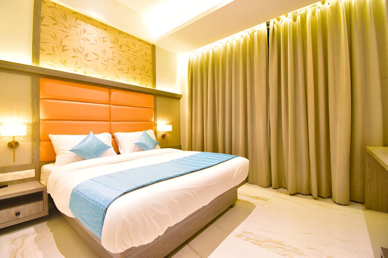 Glitz Hotels La Dahlia - Premium Thane Bagian luar foto