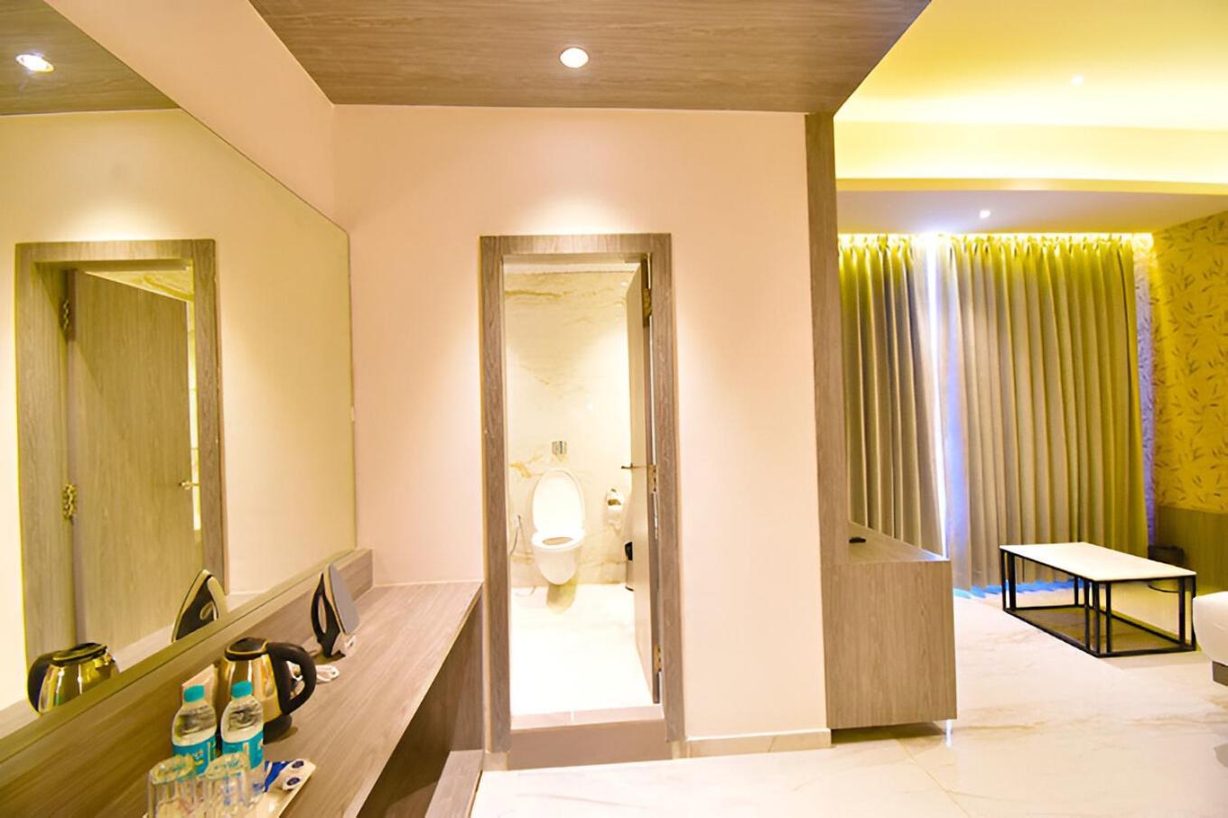 Glitz Hotels La Dahlia - Premium Thane Bagian luar foto