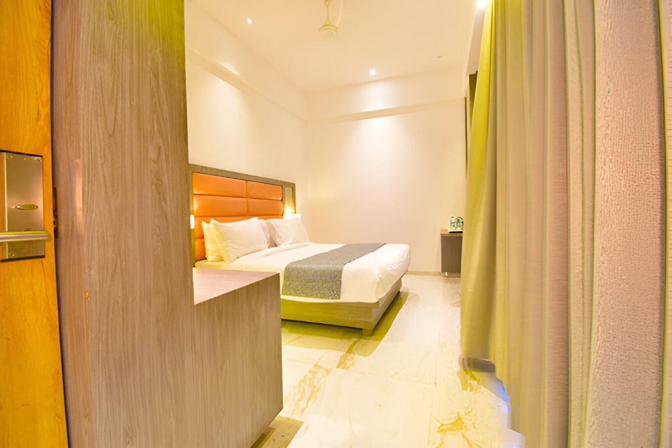 Glitz Hotels La Dahlia - Premium Thane Bagian luar foto