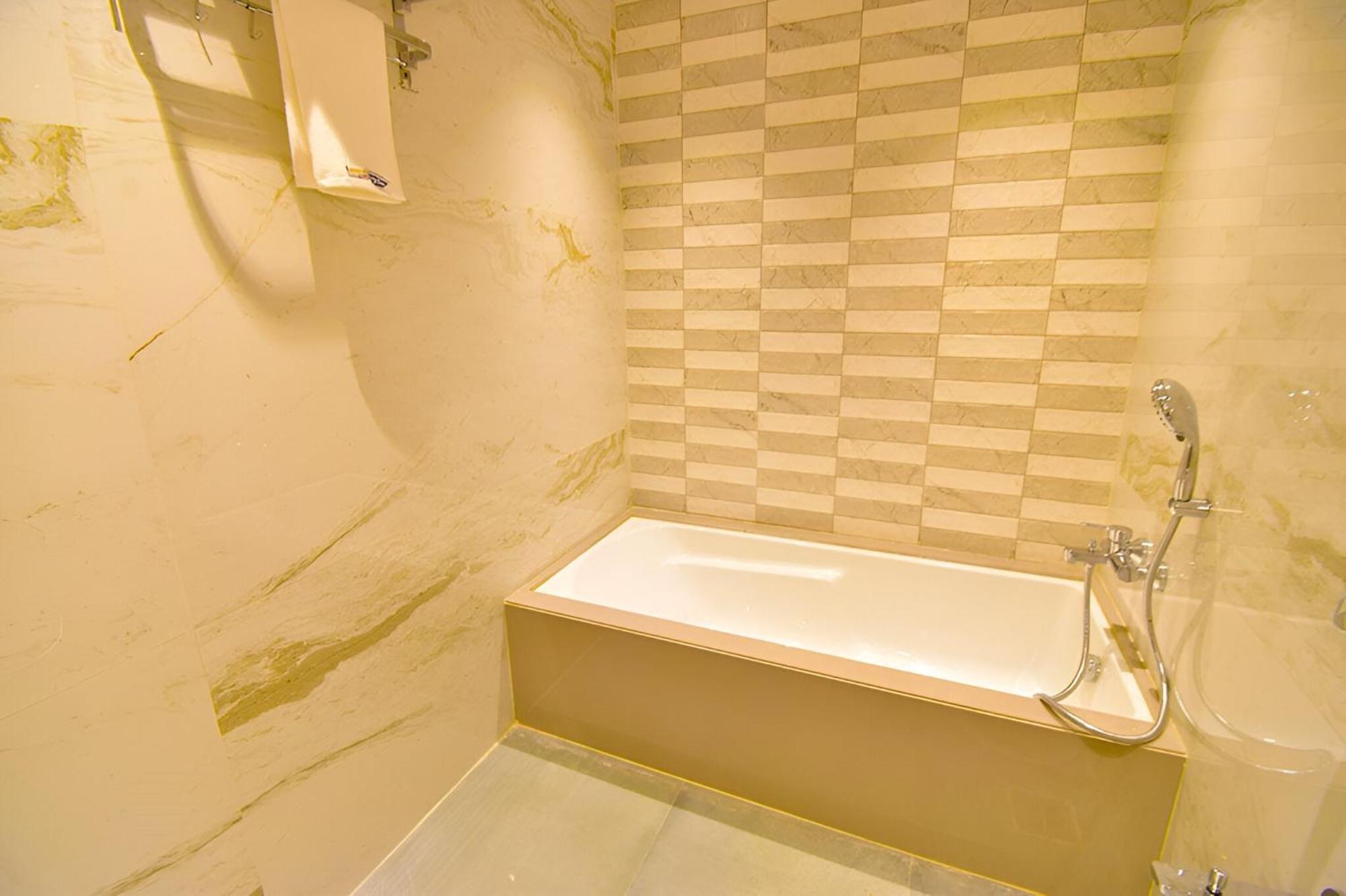 Glitz Hotels La Dahlia - Premium Thane Bagian luar foto