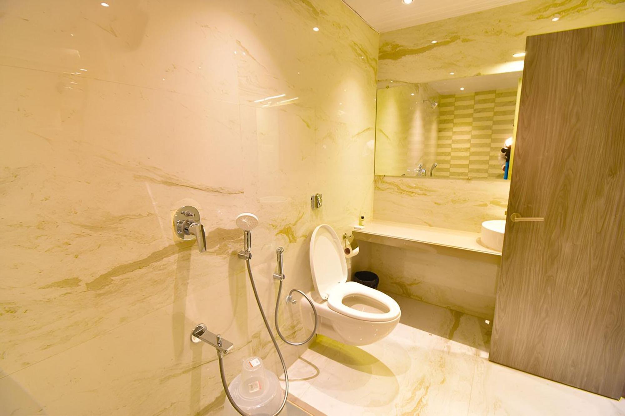 Glitz Hotels La Dahlia - Premium Thane Bagian luar foto