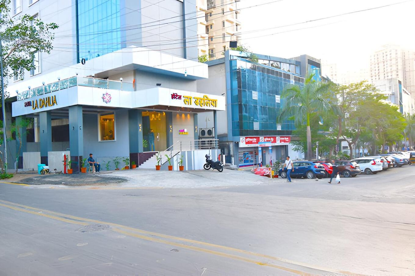 Glitz Hotels La Dahlia - Premium Thane Bagian luar foto
